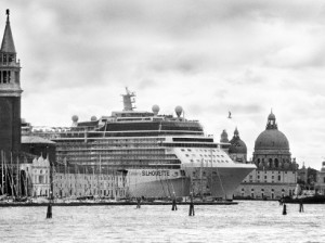 7. Gianni Berengo Gardin, Le grandi navi da crociera invadono la citta, 2013