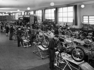 Meccanici al lavoro nello stabilimento Ducati Meccanica,
Bologna, 1964
Archivi Alinari-archivio Villani, Firenze