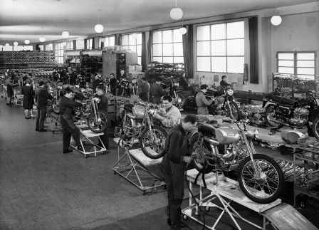 Meccanici al lavoro nello stabilimento Ducati Meccanica, Bologna, 1964 Archivi Alinari-archivio Villani, Firenze