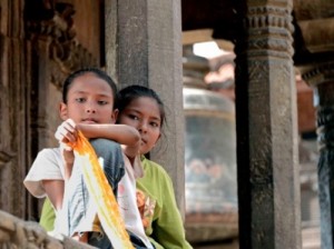 600px-LoSguardoDelleDee_-Patan-Nepal_foto-Enrico_DeSantis-mostra-Don_t-forget-Nepal