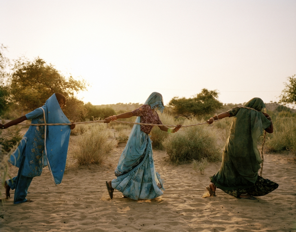 Pulling_of_the_well Autore – Titolo: Mustafah Abdulaziz, ‘Pulling of the well’ Credits: ‘Courtesy the artist and Syngenta Photography Award’ 