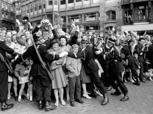 Evaristo Fusar, Folla al passaggio di Paola e Alberto di Liegi, Bruxelles 1959