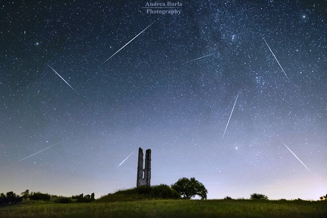 Perseridi 2016, (notte di San Lorenzo) somma di 120 scatti della durata di 30 secondi l’uno necessari a riprendere lo sciame meteorico