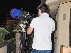 Back stage durante una fase delle riprese del profondo cielo, la macchina fotografica è collegata ad un telescopio da 250mm