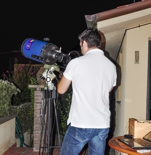 Back stage durante una fase delle riprese del profondo cielo, la macchina fotografica è collegata ad un telescopio da 250mm